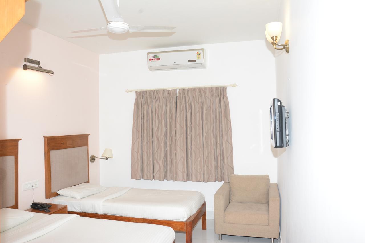 Hotel Sai Towers Puttaparthi Esterno foto