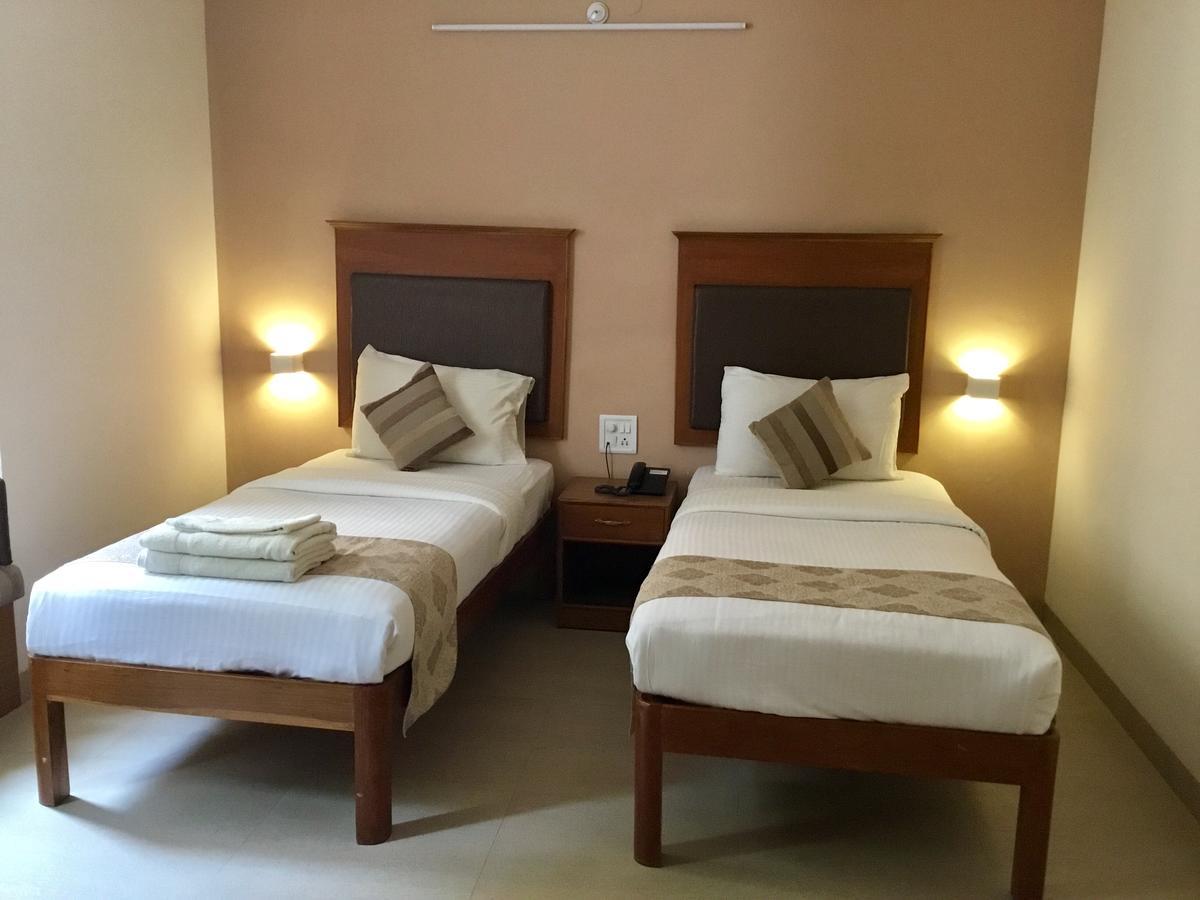 Hotel Sai Towers Puttaparthi Esterno foto
