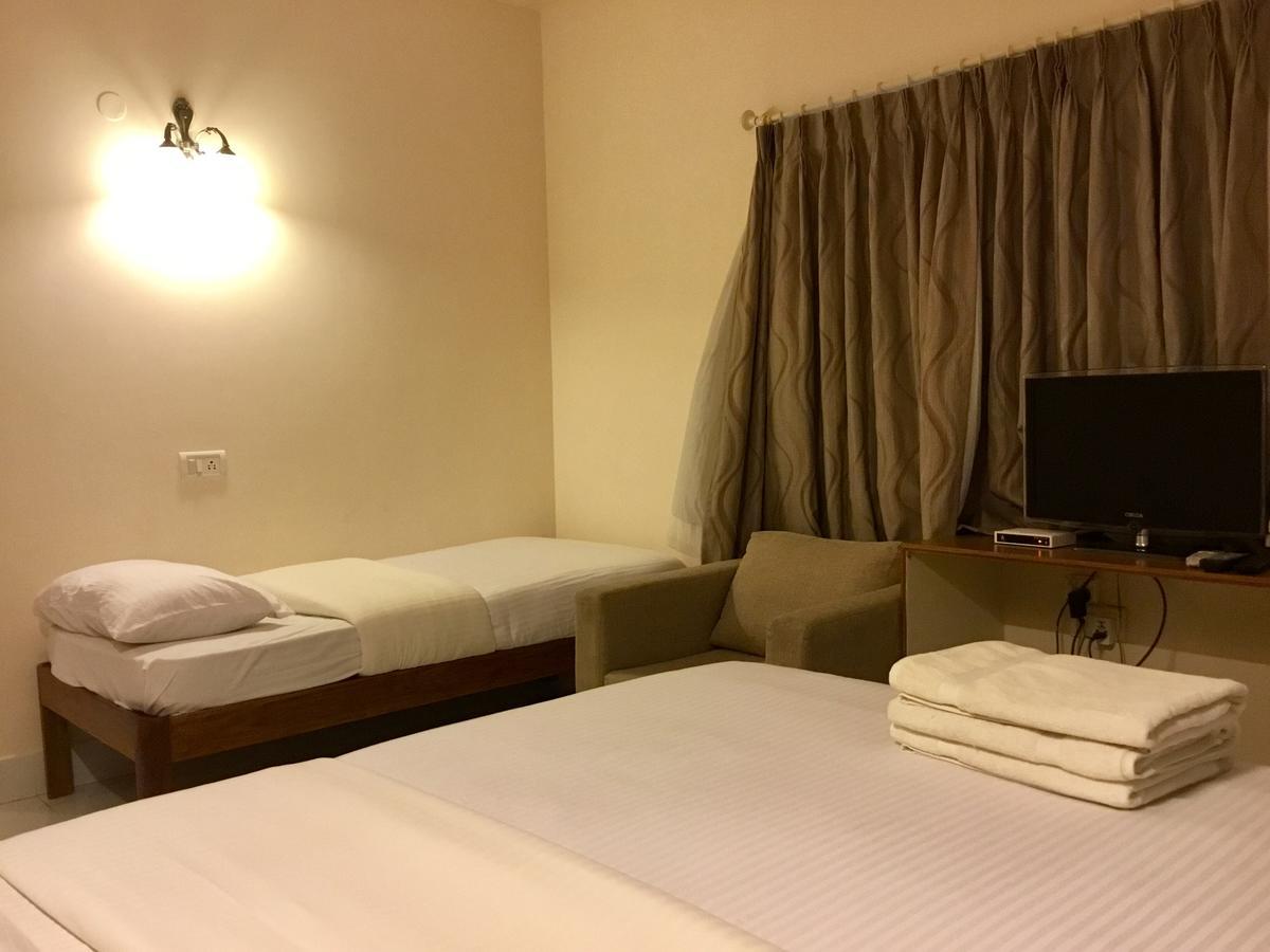 Hotel Sai Towers Puttaparthi Esterno foto
