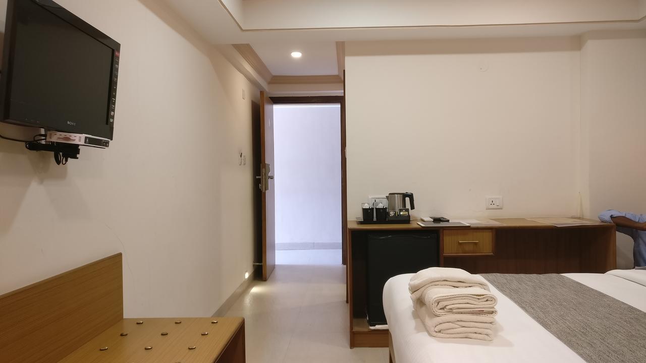 Hotel Sai Towers Puttaparthi Esterno foto