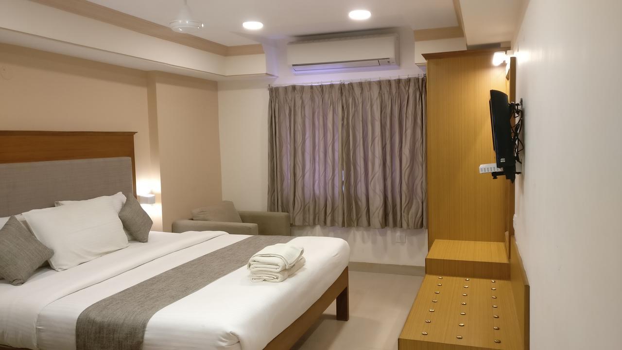 Hotel Sai Towers Puttaparthi Esterno foto