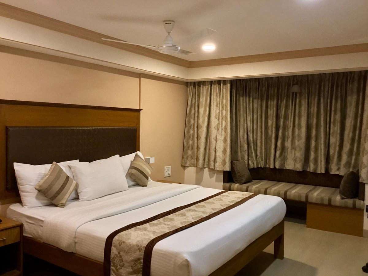 Hotel Sai Towers Puttaparthi Esterno foto